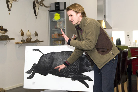 Franz-Albrecht ger skjutlektion på Söderåsens Shooting & Events